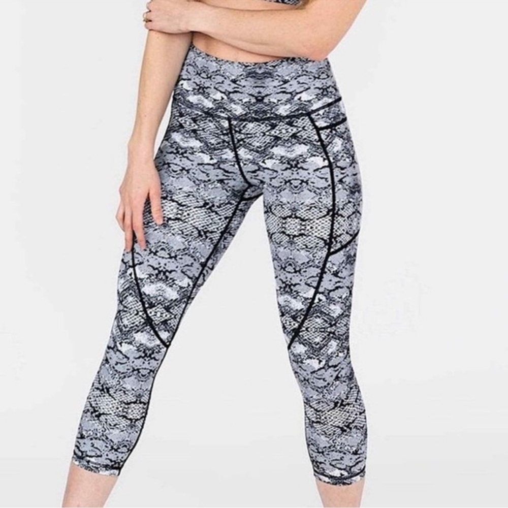 Womenās ZYIA Active Light n Tight Shiny Snakeskin Cropped Leggings Size 6-8
